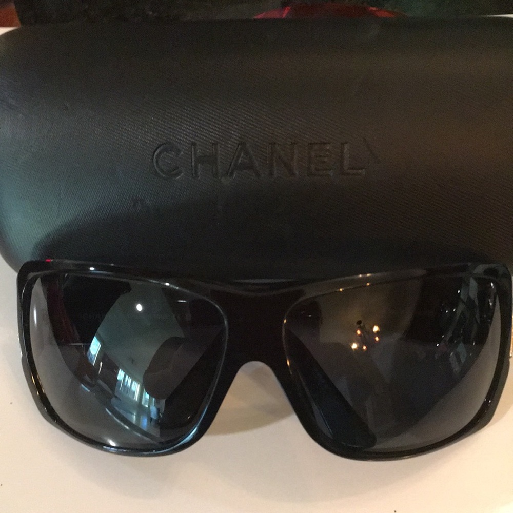 Chanel sunglasses - Picture 4 of 7